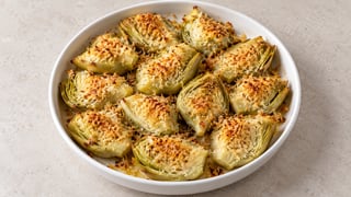 Corazones de alcachofa con costra fina dorada de parmesano
