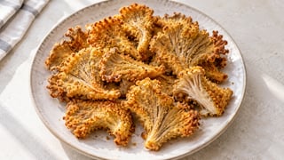Pleurotes panés dorés aux lamelles et intérieur fibreux visibles