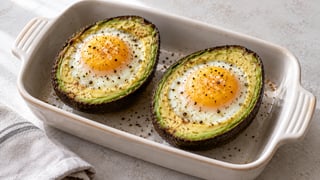Mitades de aguacate con huevo completamente cuajado