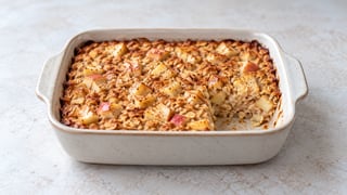 Avena horneada con dados de manzana y canela en un recipiente pequeño