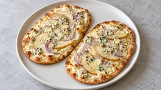 Tarte fine aux tranches de poire et gorgonzola fondu