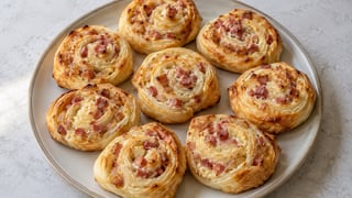 Roulés feuilletés dorés au jambon et oignon visibles