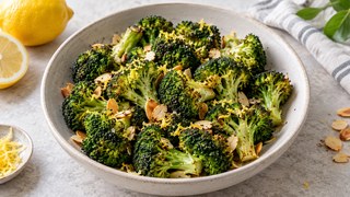 Broccoli arrosto dalla friggitrice ad aria con parmigiano e limone fresco