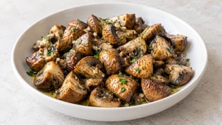 Champignon in quarti dorati con burro fuso e prezzemolo