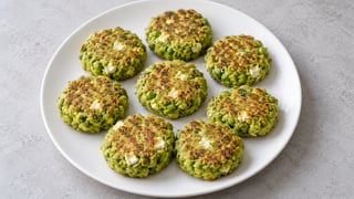 Galettes vertes de pois avec petits morceaux blancs de feta