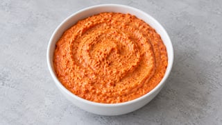 Crema rojiza de feta y pimiento en cuenco sencillo