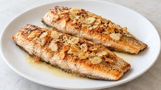Filetes de trucha cocinados con almendras doradas