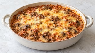 Carne picada y champiñones en tomate con nata y gouda