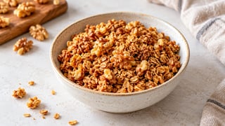 Granola dorada de avena con nueces y canela