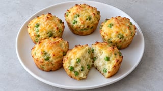 Petits muffins dorés de pommes de terre aux petits pois et fromage