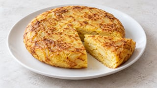 Tortilla dorada con rodajas tiernas de patata y huevo cuajado
