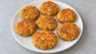 Polpette basse dorate di ceci con carota grattugiata fine