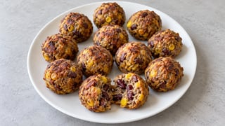 Petites boulettes de haricots cuites aux morceaux de maïs jaunes