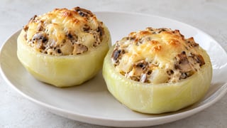 Dos colirrábanos rellenos de champiñones y gouda fundido