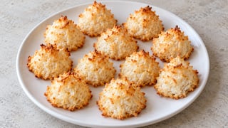 Petits rochers coco dorés aux filaments visibles sur une assiette