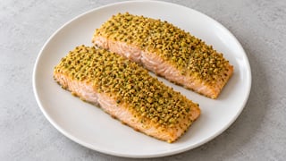 Saumon cuit en fine croûte verte dorée de pistache