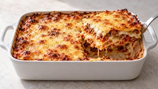 Petites lasagnes dorées avec couches de pâtes et bœuf visibles