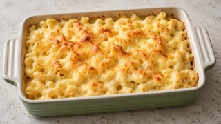 Macaronis dans une sauce crémeuse, surface de gouda dorée