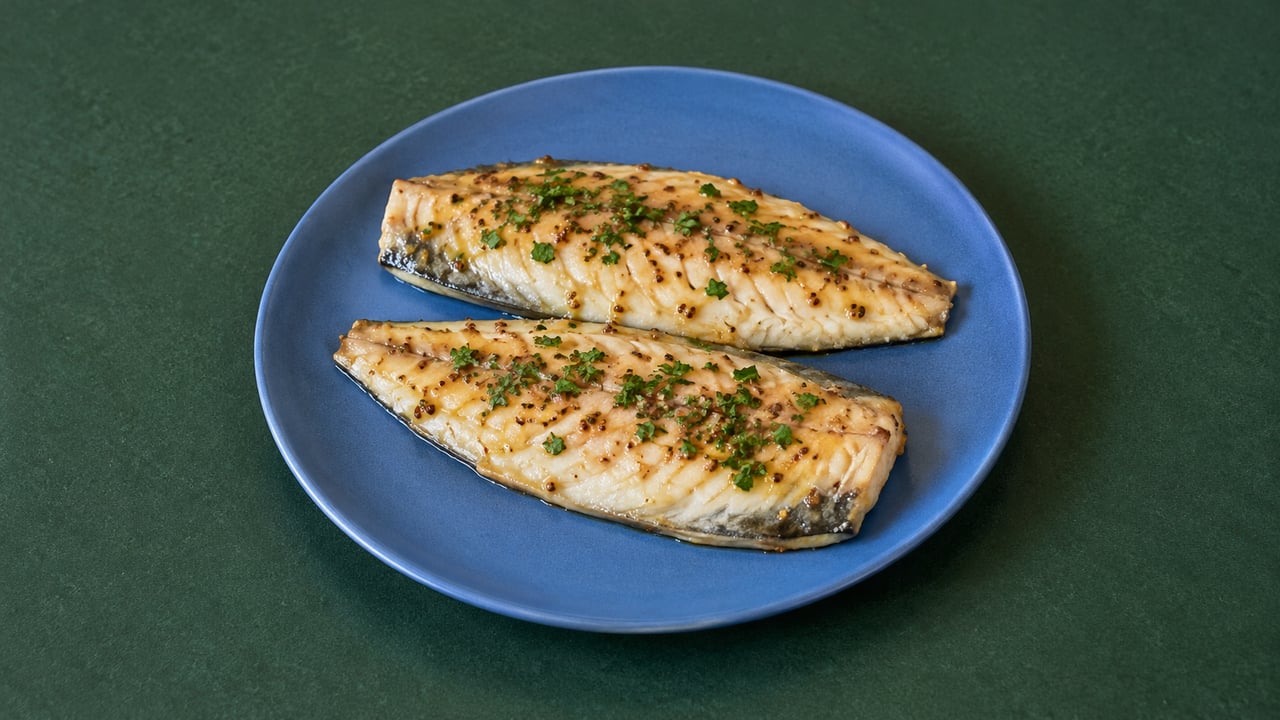 Filetes de caballa cocidos con mostaza y perejil picado