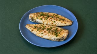 Filetes de caballa cocidos con mostaza y perejil picado