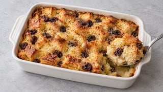 Petit pudding de pain doré aux raisins et centre tendre pris