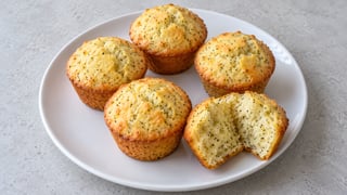 Petits muffins dorés clairs aux points de pavot sombres