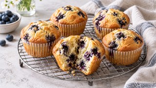Muffins de arándanos dorados de la freidora de aire en pequeños moldes estables