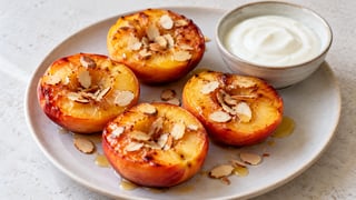 Demi-pêches rôties au miel et amandes avec yaourt nature