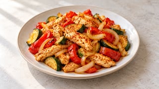Tiras de pavo cocidas con pimiento rojo, calabacín y cebolla