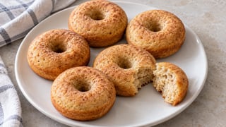 Sei piccoli donuts dorati al quark e cannella con mollica da torta