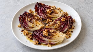 Quartiers de radicchio rouge-violet rôtis avec morceaux de noix