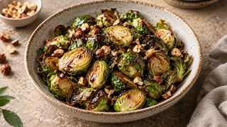 Choux de Bruxelles grillés de la friteuse à l'air avec des noix balsamiques et hachées