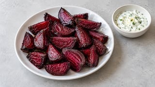 Quartiers de betterave rouge rôtis avec quark blanc au citron