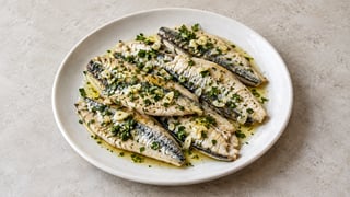 Piccoli filetti di sardine cotti con aglio e prezzemolo