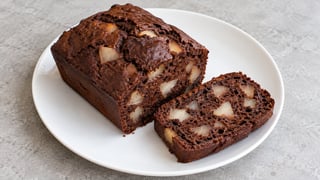 Petit cake au cacao et dés de poire avec mie moelleuse coupée