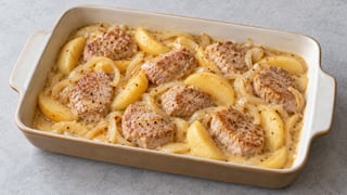 Filet de porc cuit avec quartiers de pomme et crème moutardée