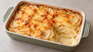 Láminas de apionabo y manzana bajo queso dorado