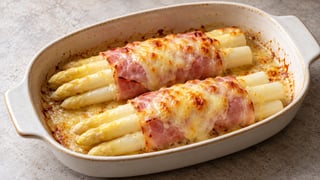 Paquetes de espárragos blancos con jamón y queso dorado