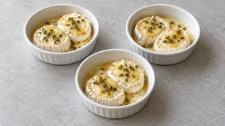 Palets de chèvre chauds au miel dans petits plats céramiques