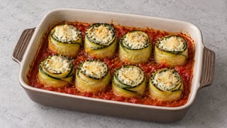 Rollitos de calabacín de pie con ricotta blanca en salsa roja