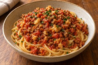 Spaghetti à la sauce tomate rouge en morceaux avec chou-fleur rôti, noix et persil