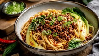 Dan Dan Nudeln mit Hackfleisch, Pak Choi, Sesam-Chili-Sauce und Frühlingszwiebeln