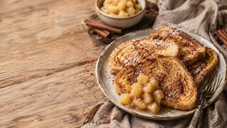 Arme Ritter mit Zimt hausgemacht serviert