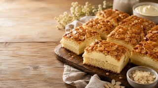 Bienenstich vom Blech hausgemacht serviert