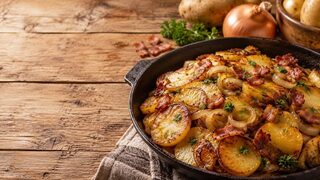 Bratkartoffeln mit Speck und Zwiebeln hausgemacht serviert