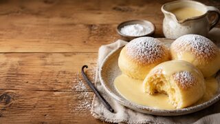 Dampfnudeln mit Vanillesauce hausgemacht serviert