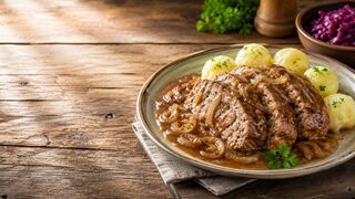 Hackbraten mit Zwiebelsauce hausgemacht serviert