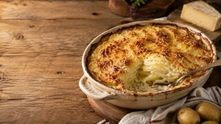 Kartoffelgratin mit Bergkäse hausgemacht serviert