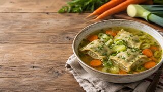 Maultaschen in Brühe hausgemacht serviert