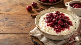 Milchreis mit heißen Kirschen hausgemacht serviert